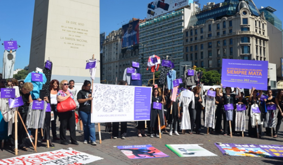 Mujeres marchando por la Campa�a La Violencia Siempre Mata